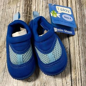 Nwt i play water shoes.